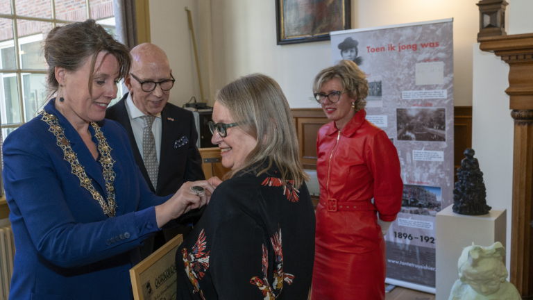 Laura Hassler ontvangt eerste Truus Wijsmuller-Meijer Prijs