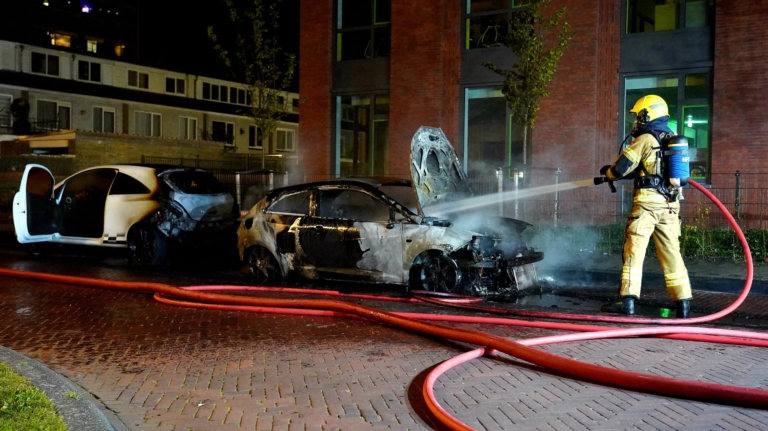 Twee auto’s verwoest door brand in Alkmaarse Percivalstraat, politie start onderzoek