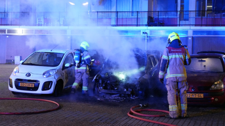 Opnieuw autobrand in Alkmaarse wijk Overdie, brandstichting wordt vermoed