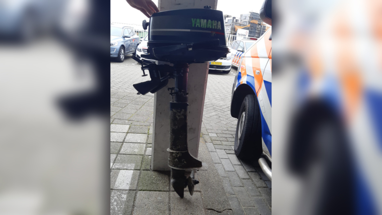 Fietser met gestolen buitenboordmotor opgepakt door Alkmaarse politie