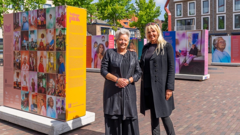 Buitententoonstelling Oud Roze geopend op Paardenmarkt tijdens Alkmaar Prideweek