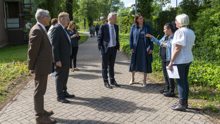 Wethouders en staatssecretaris openen regionaal wooncentrum in Alkmaar