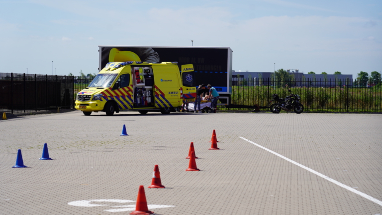 Motorrijder raakt gewond bij oefening op parkeerplaats rijschool