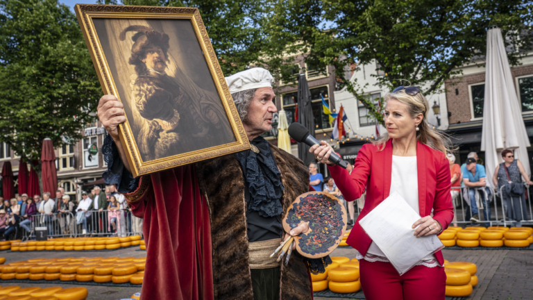 Kaasmarkt door Rembrandt van Rijn geopend vanwege komst doek ‘De Vaandeldrager’ naar Alkmaar