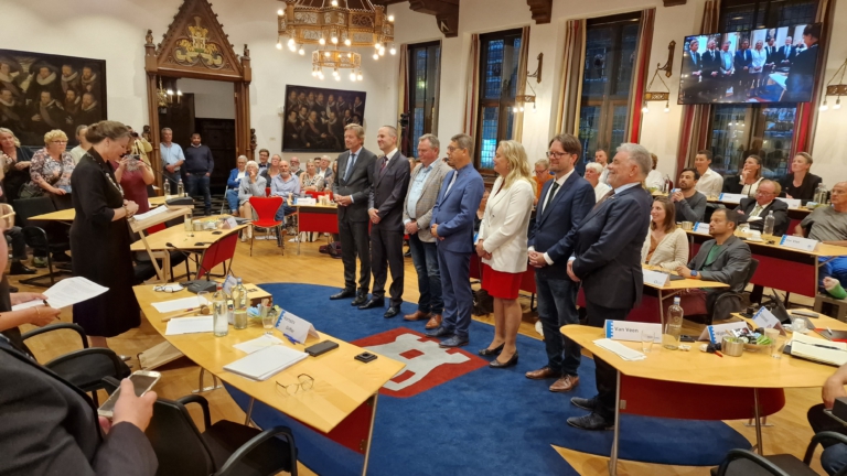 Alkmaarse raad installeert zeven wethouders, staande ovatie voor Dijkman en Konijn