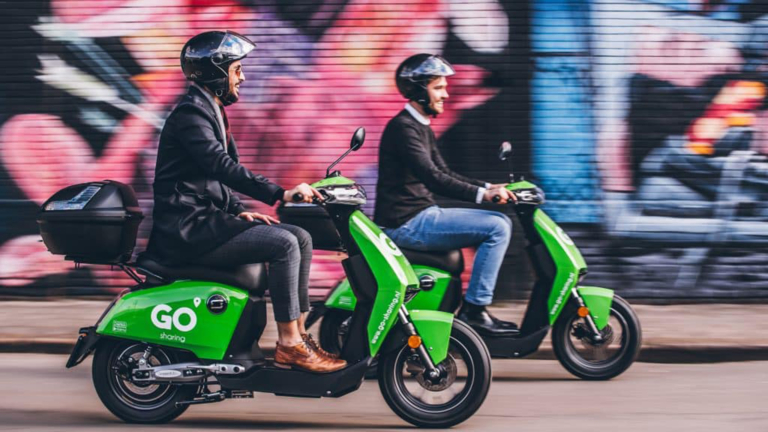 Deelvervoerder GO Sharing mag in Alkmaar 200 e-scooters en e-bikes neerzetten