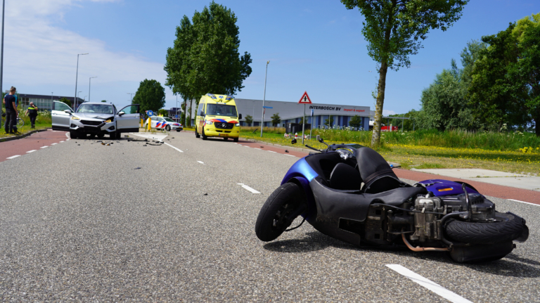 Scooterrijder raakt gewond bij aanrijding op Fluorietweg in Alkmaar