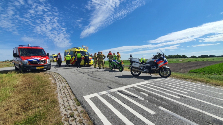 Motorrijder uit de bocht en over de kop op Oosterweg in Schermer