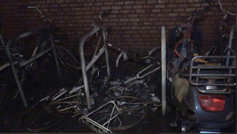 Opnieuw scooter en fietsen in de brand in Alkmaar