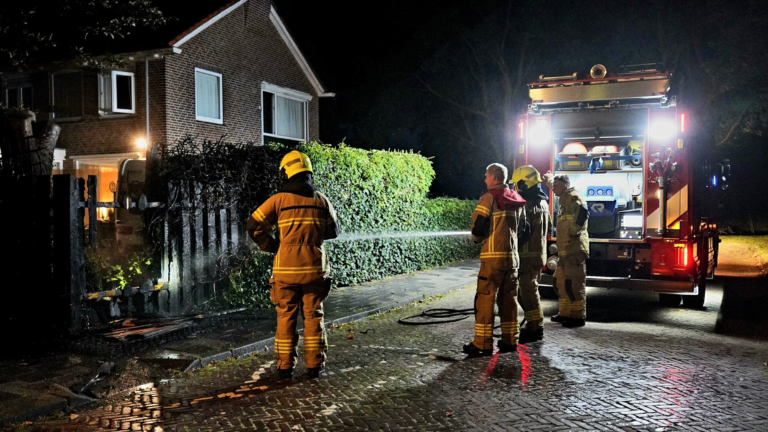 Schutting bij woning Cornelis Buysstraat vat vlam, brandstichting niet uitgesloten