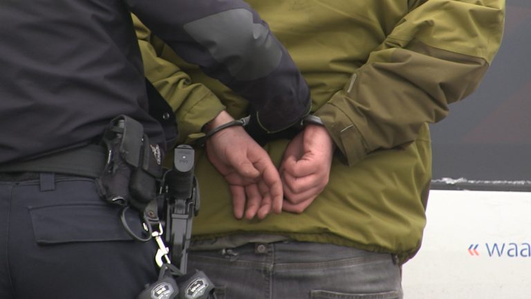 Tumultueuze aanhouding door politiemacht in Alkmaarse Koorstraat