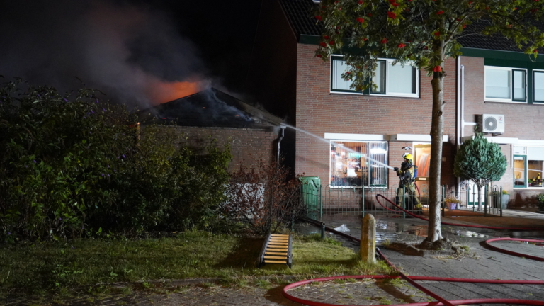 Brandweer blust schuurbrand aan Buizerdweg Alkmaar