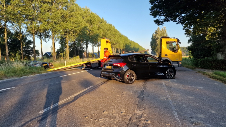 Bestuurder gewond na auto over de kop in Stompetoren, mogelijk na verkeersruzie