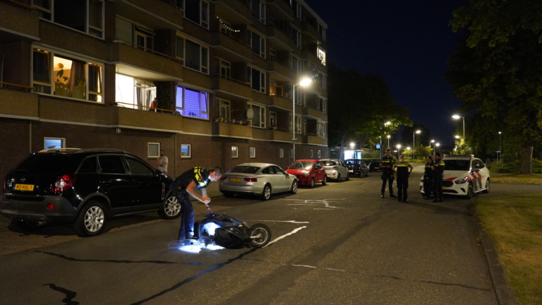Gewonde bestuurder vlucht na valpartij met scooter in Merwedestraat
