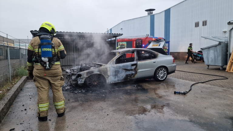 Autobrand op terrein autoschadebedrijf Beverkoog, Volvo total loss