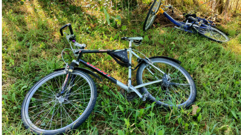 Gedumpte fietsen rond Alkmaarse crisisnoodopvang: “Veel fietsen geschonken”