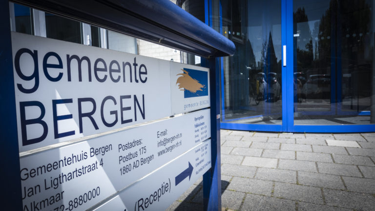 Gemeente Bergen beslist: statushouders mogen half jaar langer in voormalig uitvaartcentrum blijven