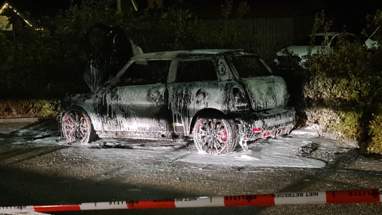 Politie tast in het duister bij onderzoek naar uitgebrande auto in Oudkarspel en vraagt hulp van publiek