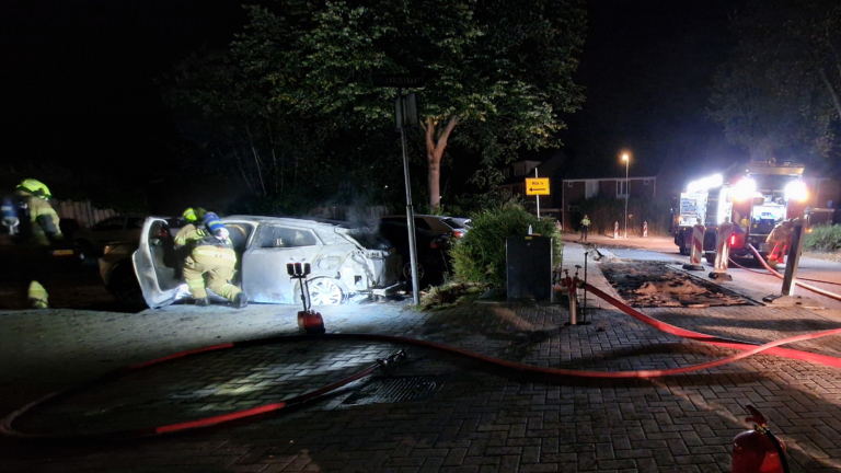 In Grevelingenstraat in Alkmaar geparkeerde Peugeot total loss na autobrand