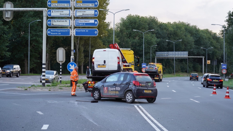 Bezorgauto Sparerib Express eindigt op de kop na ongeval op Schagerweg bij Alkmaar