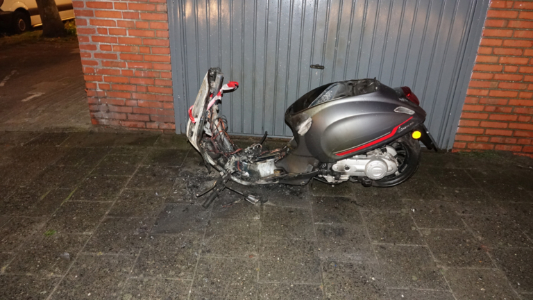 Gestolen scooter in brand bij garagebox aan Reinaertlaan in Alkmaar