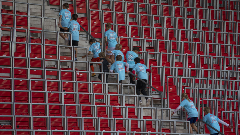 ‘Trap voor Trap’ in het AZ stadion: 79.000 euro voor kinderen met een spierziekte