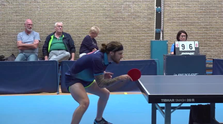Olympische vloer Ping Pong Alkmaar bij grofvuil: club kiest voor houten ondergrond