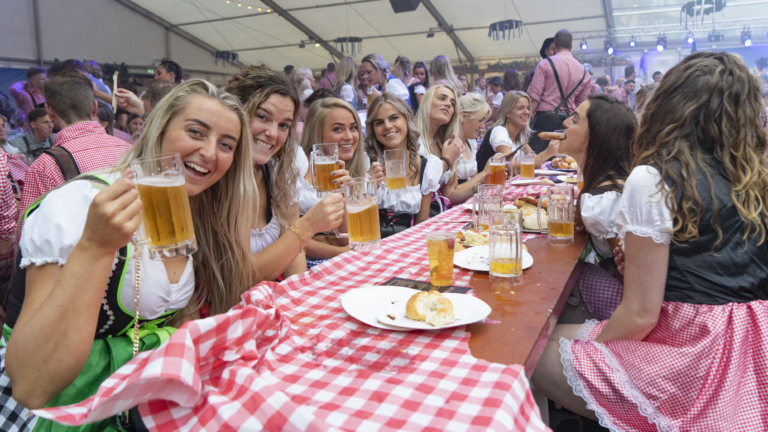 Oktoberfest Alkmaar: bier, schitzels, worsten, meer bier en Schlager musik