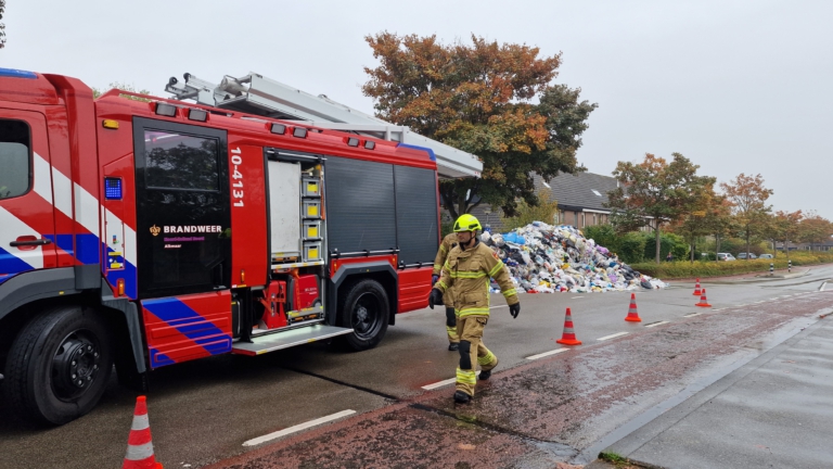 Chauffeur dumpt brandende lading afval midden op Vogelweg in Alkmaar