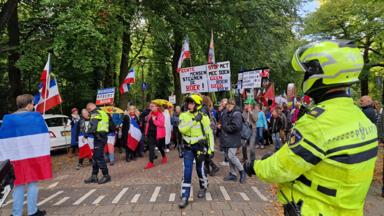 VVD Alkmaar wil strikte afspraken en handhaving bij demonstraties van regelbrekers