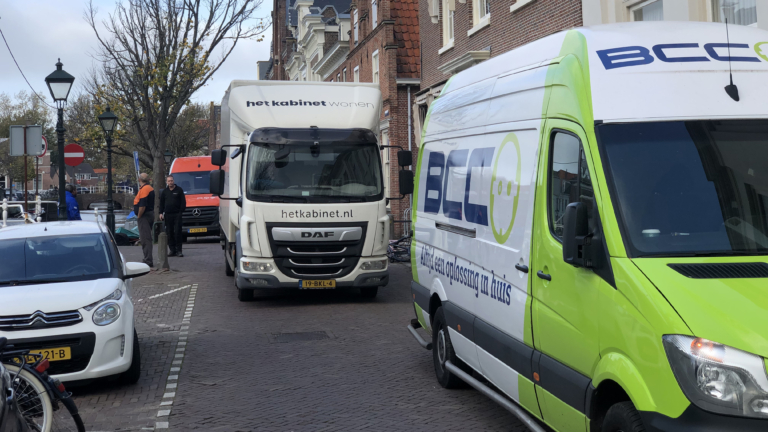 Verkeer op Oudegracht in Alkmaar muurvast door geparkeerde bedrijfsbus