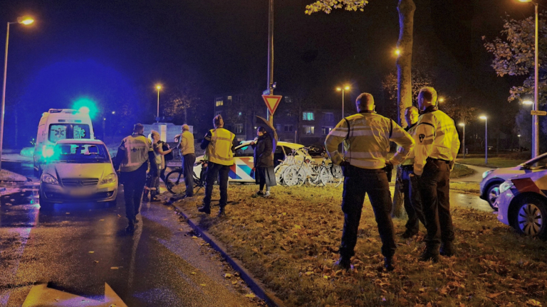 Fietsster aangereden op Alkmaarse rotonde en overgebracht naar ziekenhuis