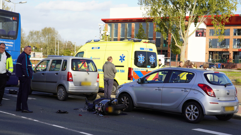 Scooterrijder gewond bij aanrijding met lijnbus in Alkmaar
