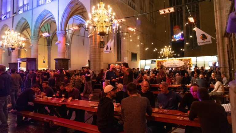 Bockbier in de Alkmaarse Grote Kerk; genieten van meer dan veertig verschillende soorten bieren