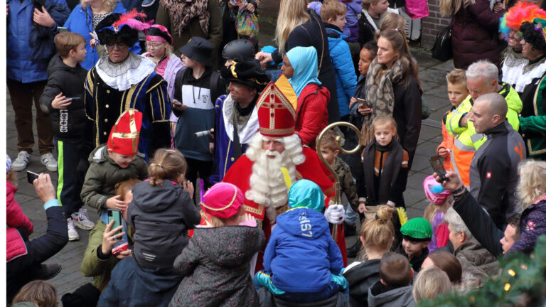 Alkmaarse Sinterklaasintocht met aankomst op de Bierkade: “De vaarroute was vorig jaar zó mooi” 🗓