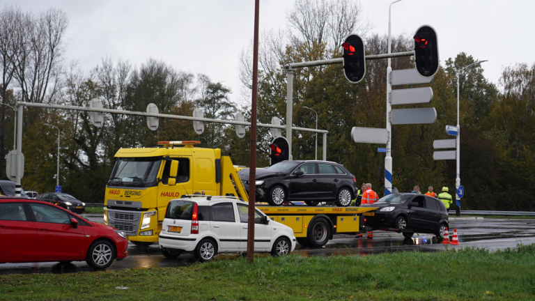 Auto in flank gereden op kruising Nollenweg – Herenweg, file tot aan Schagerweg