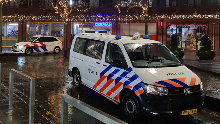 Schoonmaakster activeert overvalalarm: politie omsingelt winkel in Winkelcentrum De Mare