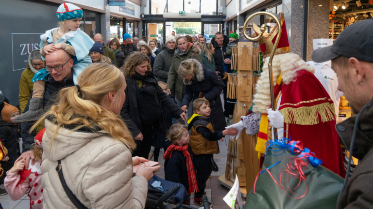 Sinterklaas en Pieten verwelkomd in Heiloo