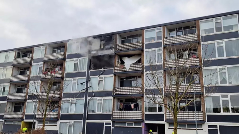 Grote brand in portiekwoning Mesdaglaan, woningen worden ontruimd