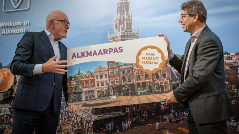 Wethouder Te Beest ontvangt AlkmaarPas 2023: “Gemeente is blij met de pas”