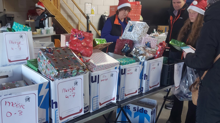 Kerst bij Voedselbank Langedijk: kerstpakketten, cadeaus én 74 keer 60 euro van een anonieme gever
