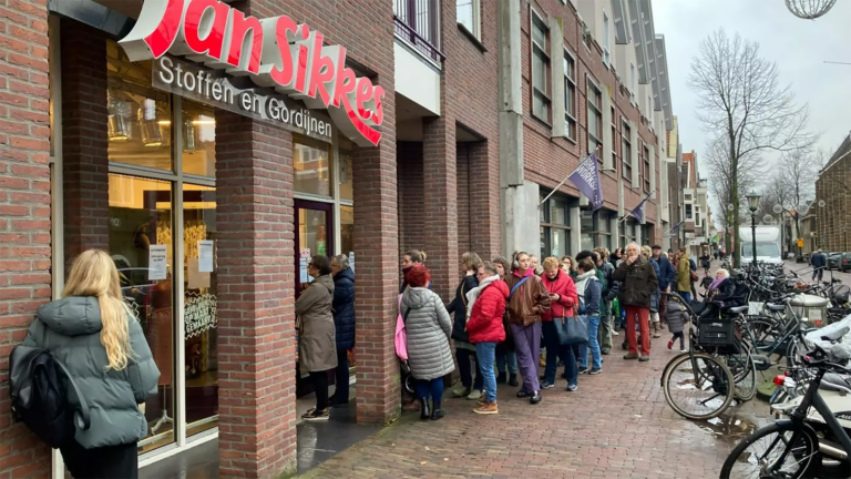 Lange rij voor opheffingsuitverkoop bij Jan Sikkes in Alkmaar: “Echt een gemis”