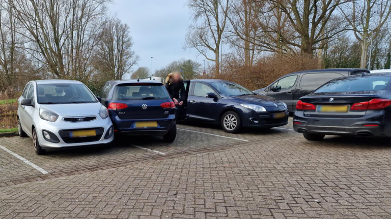 Botsing met geparkeerde auto’s op Steenslootpad Alkmaar, rijbewijs van veroorzaker ingevorderd