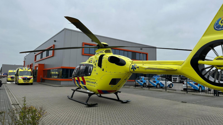 Traumahelikopter landt op parkeerplaats bij Alkmaarse rijschool