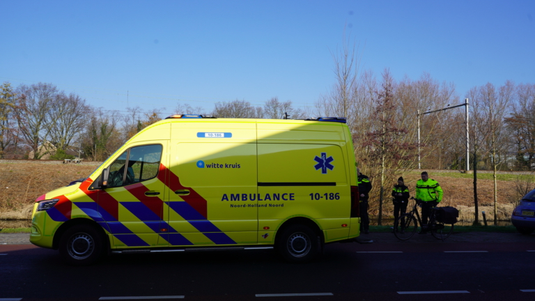 Fietsster gewond door botsing met kleine vrachtwagen op Zijperstraat in Alkmaar