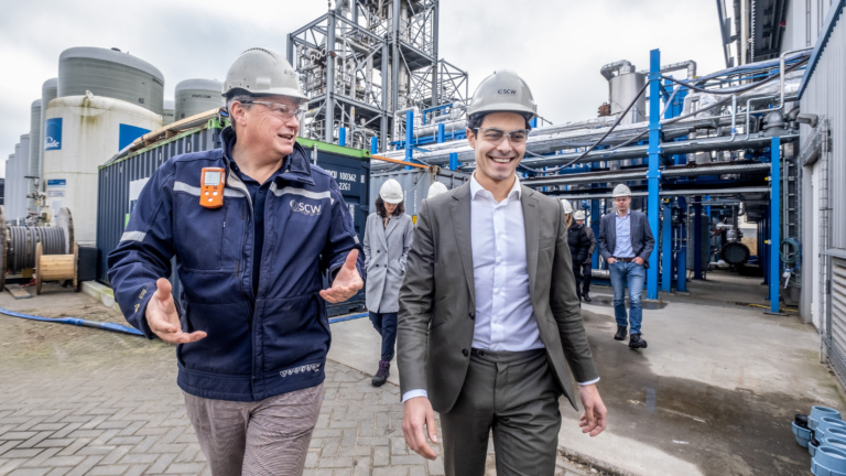 Minister Rob Jetten bezoekt unieke SCW vergassingsreactor in Alkmaar