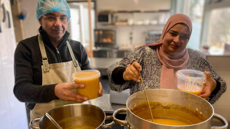 Ahmad en Hana verkopen soep voor Syrië vanuit Alkmaars buurthuis: “Ze hebben niets meer”