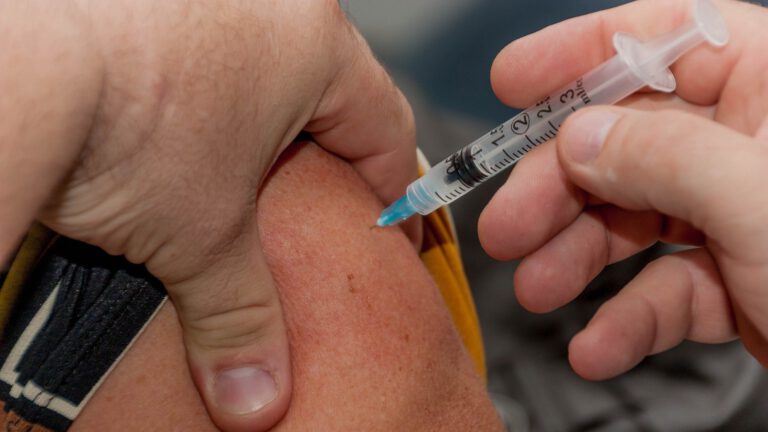 GGD HN nodigt jongvolwassenen uit voor gratis HPV-vaccinatie: “Kans op kanker veel kleiner”