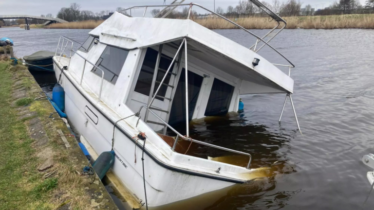 Mysterie rondom bijna gezonken boot van ‘tienduizenden euro’s’: “Eigenaar schaamt zich rot”