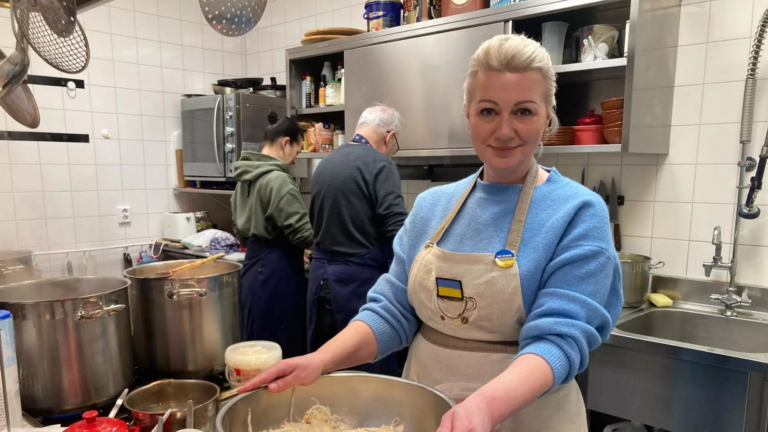 Oekraïense psycholoog Tanja kookt nu in Alkmaars restaurant: “Ik heb geluk gehad”